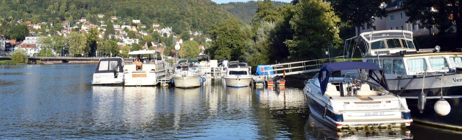 Boote am ruhigen Wasser